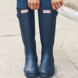 Navy blue hunter boots. In great condition.